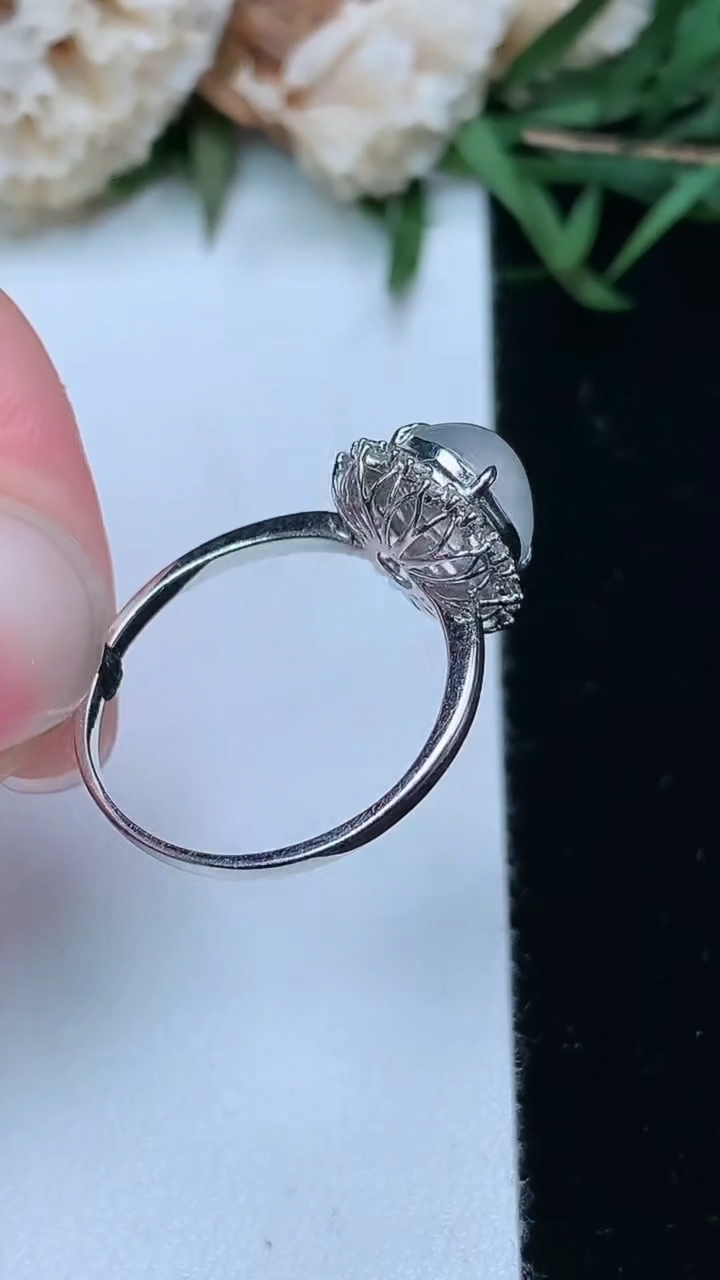 天然A货翡翠白冰蛋面戒指，尺寸17-8.6-7.4，重量:2.10g2026年3月18日
工厂直销收藏佳品,种好水足，色泽均匀，有种有色，上手高大气！
