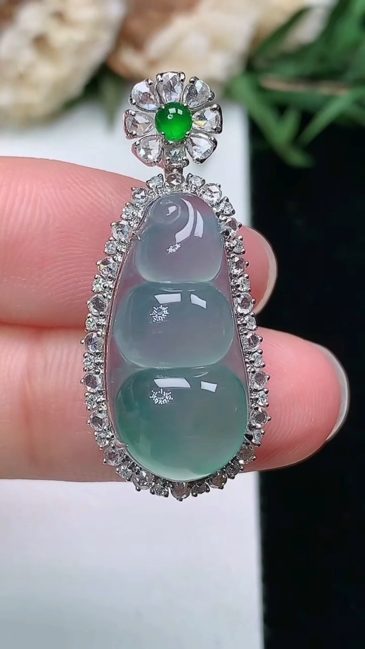 天然A货翡翠福豆吊坠，尺寸32-14-10.3，裸石20.8-10，重量:4.27g
3月18日