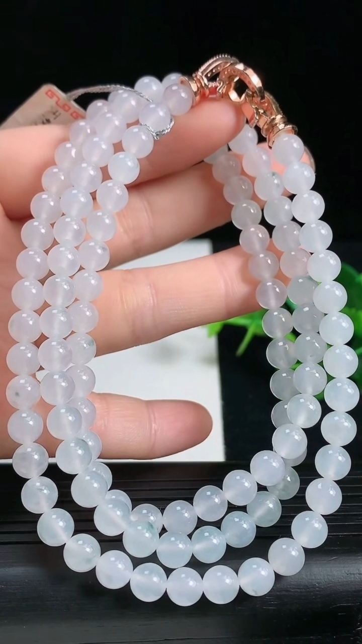 天然A货翡翠种飘花圆珠项链尺寸5.8-108颗重量:44.99g3月18日
工厂直销收藏佳品,种好水足，色泽均匀，有种有色，上手高大气！