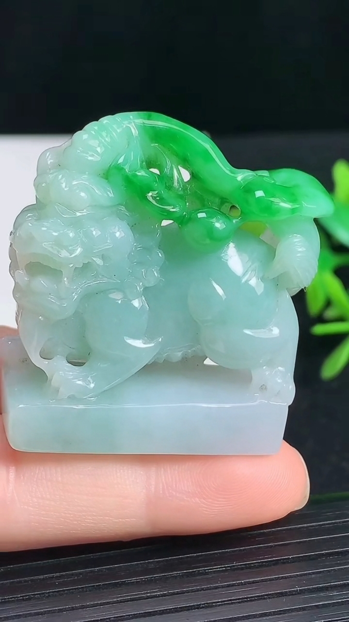 天然A货翡翠貔貅小摆件尺寸36.4-13.6-38.2重量:33.58g
3月18日