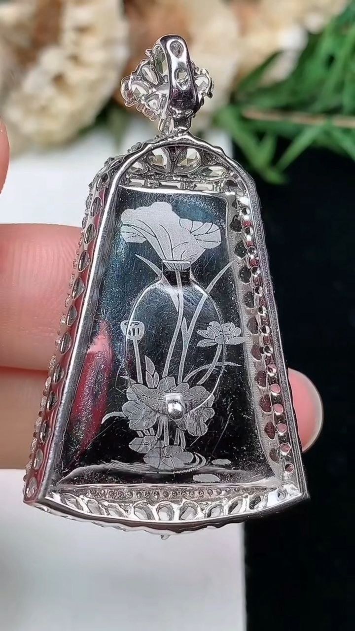 天然A货翡翠无事牌吊坠，尺寸44.7-25.5-7.4，裸石26.8-20.8，重量:9.23g
3月18日