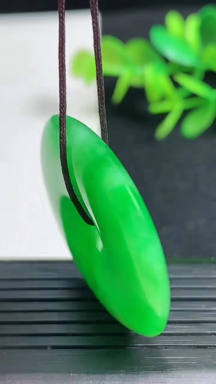 天然A货翡翠平安扣吊坠，尺寸35-5.3重量:13.35g
3月18日