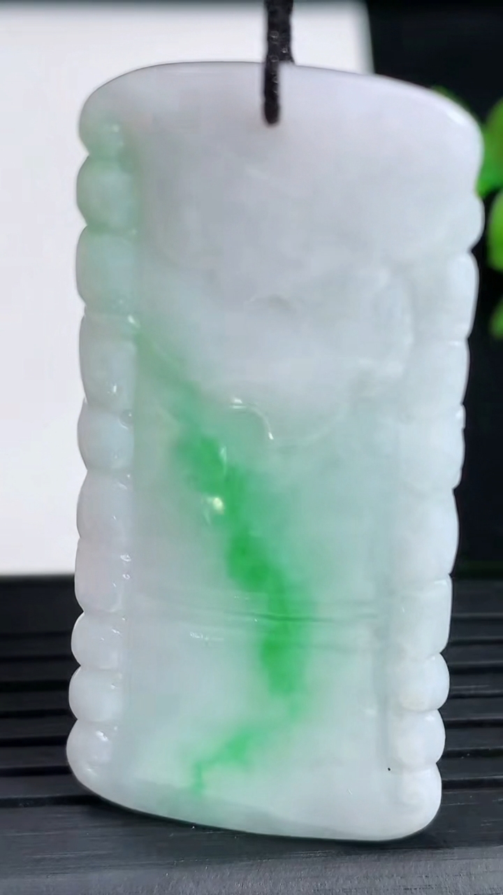 天然A货翡翠节节高升 竹节吊坠尺寸52.6-25.7-3.8重:13.16g
3月18日
535