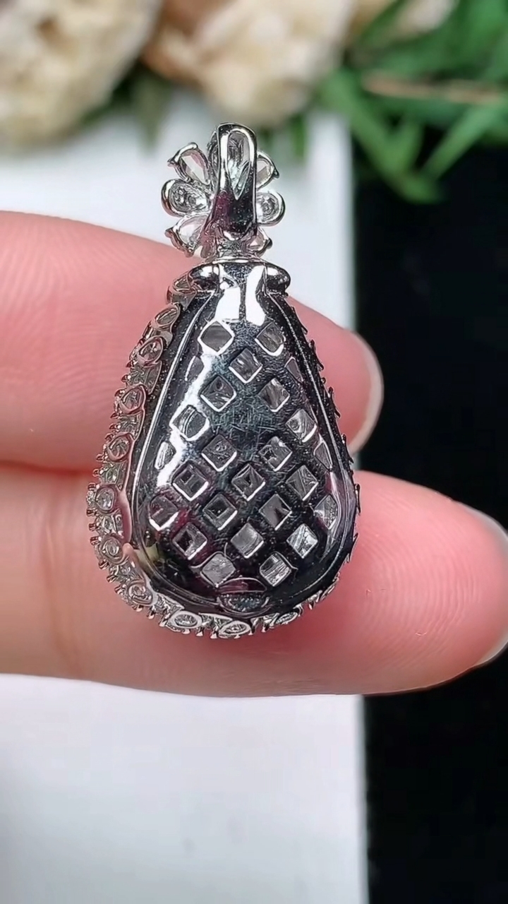 天然A货翡翠葫芦吊坠，尺寸25.8-13.8-11.8，裸石13.7-9.6，重量:3.83g
3月18日