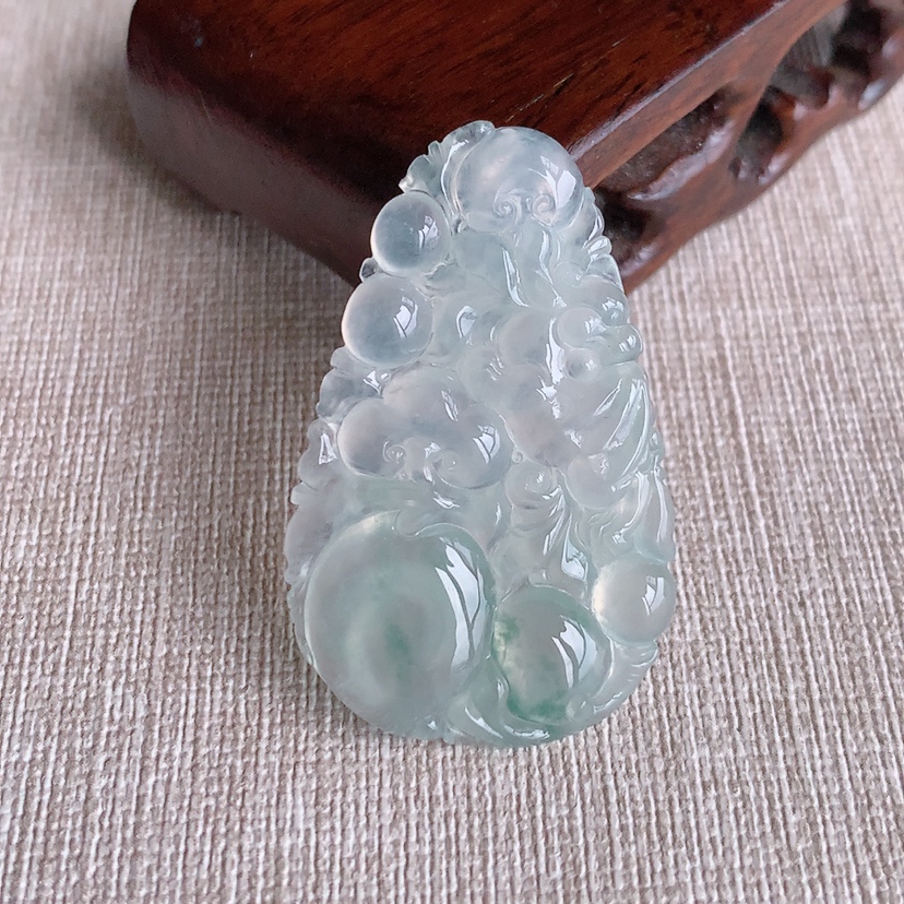 天然A货翡翠飘花如意吊坠 
尺寸42.8-26.6-4.8mm 重量9.50g 0318