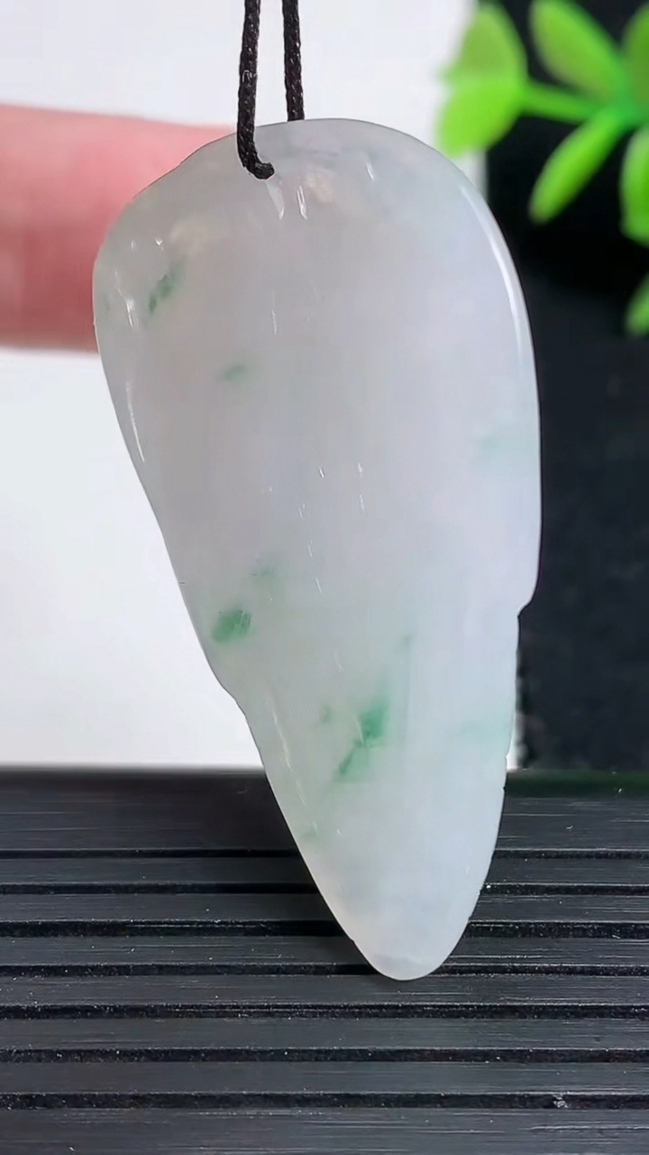 天然A货翡翠飘花玉米吊坠尺寸43.8-24.6-6重:9.81g
3月18日
83