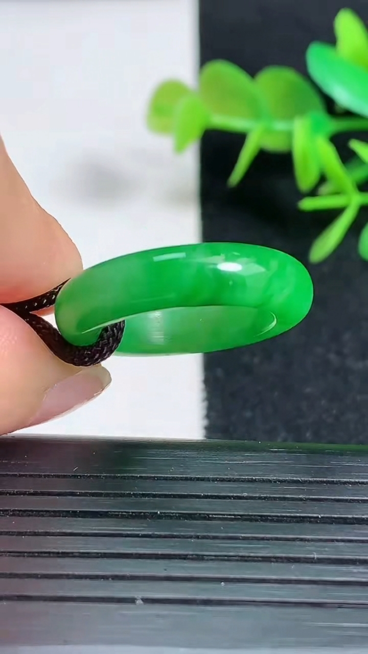 天然A货翡翠指环 戒指，尺寸17.4-5.6-4.2，重量:4.37g2026年3月18日
工厂直销收藏佳品,种好水足，色泽均匀，有种有色，上手高大气！