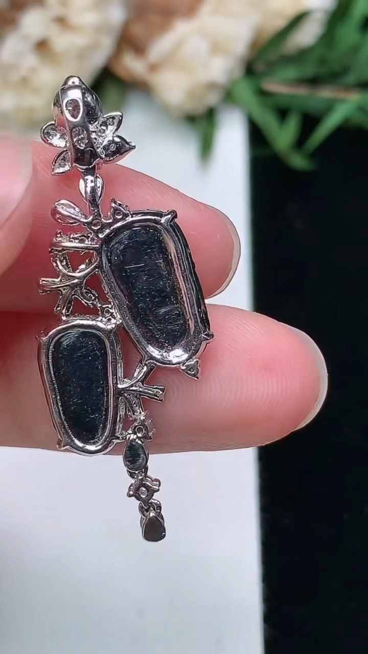 天然A货翡翠金枝玉叶 叶子吊坠，尺寸36.5-13.4-3，裸石12.2-7，重量:2.68g
3月18日