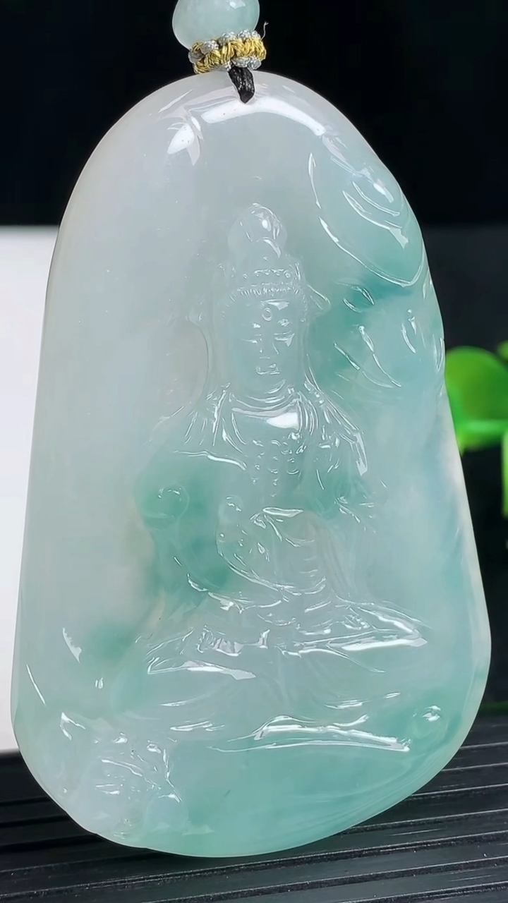 天然A货翡翠种飘花普贤菩萨吊坠尺寸62.3-40.8-6.1重量:35.12g
3月18日