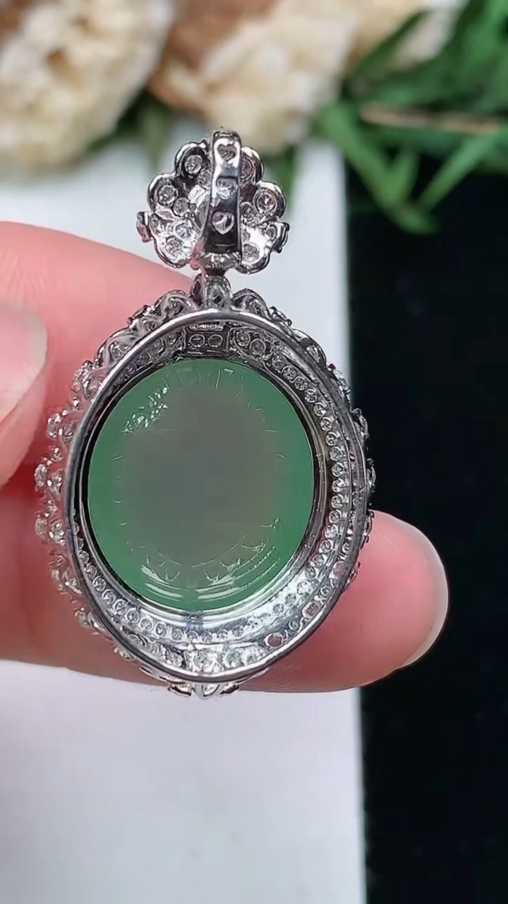 天然A货翡翠蛋面吊坠，尺寸30-17.8-12.7，裸石15-13.4，重量:5.02g
3月18日