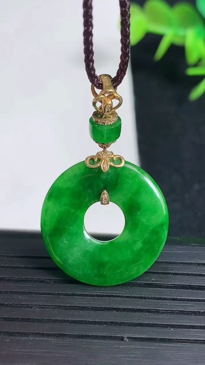 天然A货翡翠平安环吊坠，尺寸22.5-3，重量:3.82g
3月18日