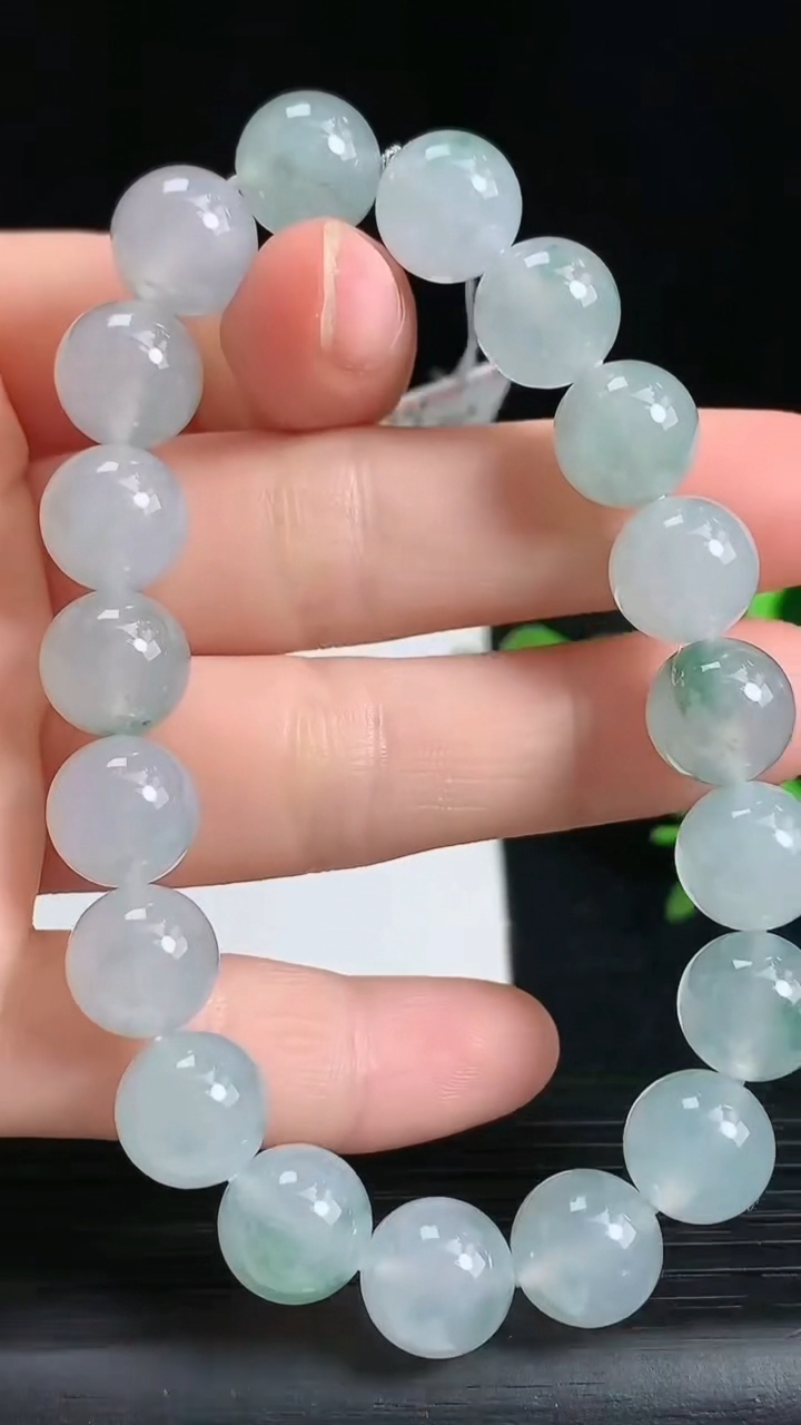 天然A货翡翠种飘花圆珠手串尺寸9.5-19颗重量:32.47g3月18日
工厂直销收藏佳品,种好水足，色泽均匀，有种有色，上手高大气！