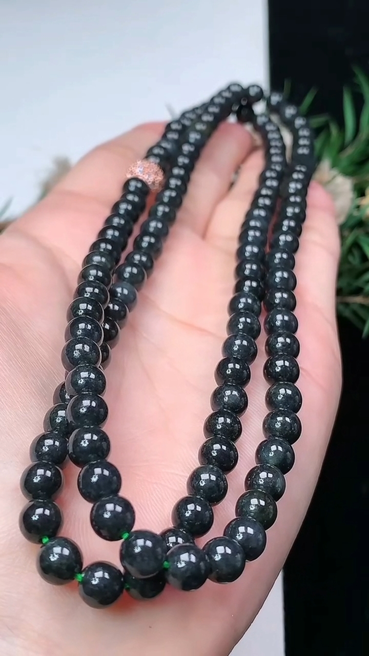 天然A货翡翠墨翠圆珠项链，尺寸5.9-116颗，重量:42.98g
3月18日