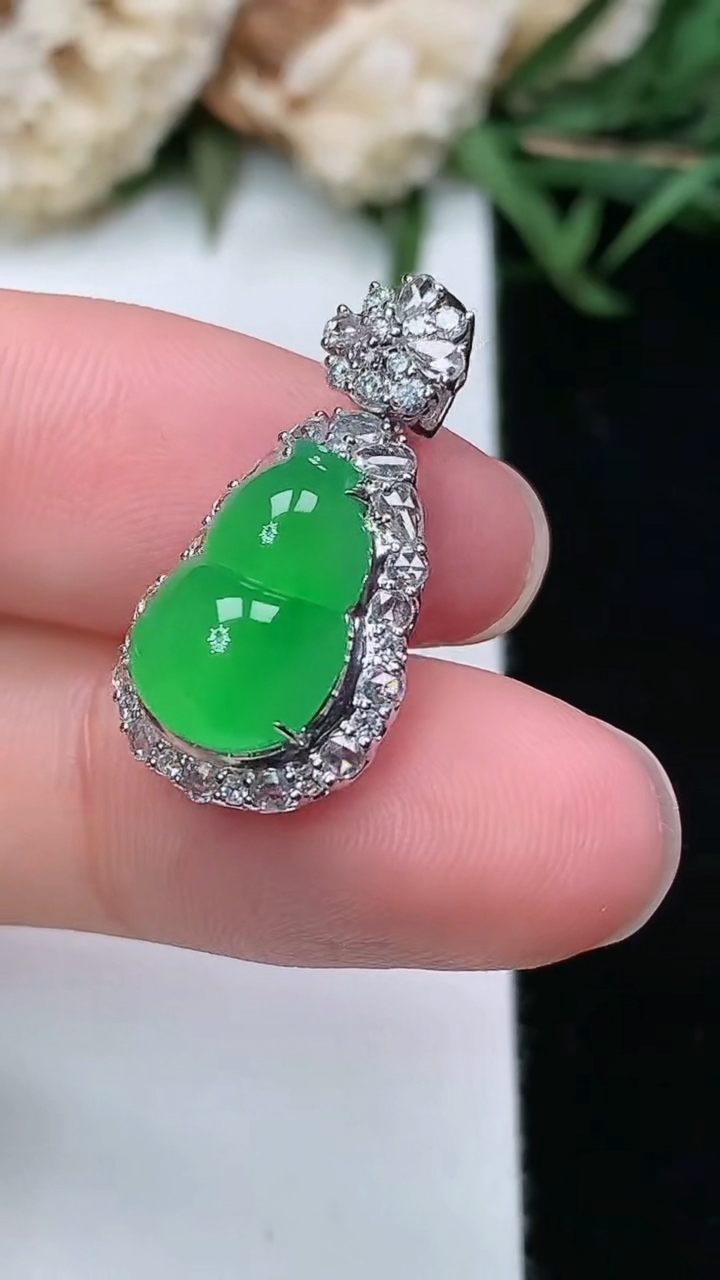 天然A货翡翠葫芦吊坠，尺寸22.5-12-9.7，裸石12-8.5，重量:3.27g
3月18日