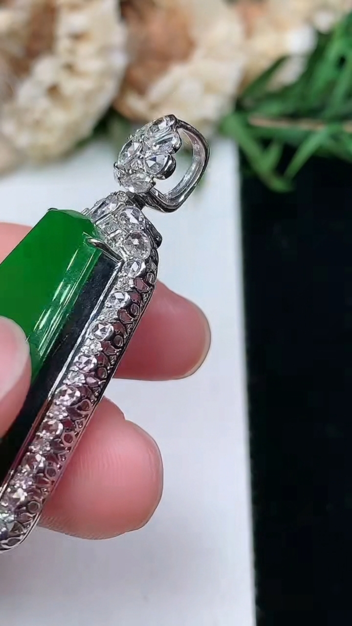 天然A货翡翠无事牌吊坠，尺寸42.8-24.4-9
3月18日