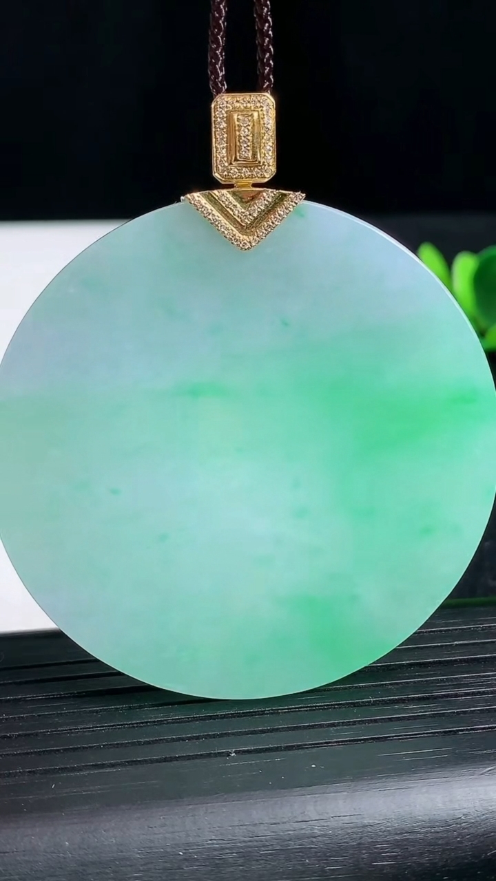 天然A货翡翠无事牌吊坠尺寸52.8-5.7重量:46.44g
3月18日