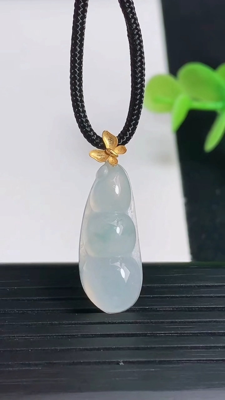 天然A货翡翠种飘花福豆吊坠尺寸23.7-9.6-6.1重量:2.58g
3月18日