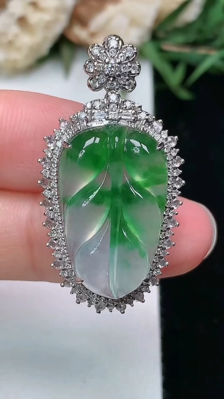 天然A货翡翠金枝玉叶 叶子吊坠，尺寸35.6-18.8-10，裸石21.8-13.6，重量:5.40g
3月18日