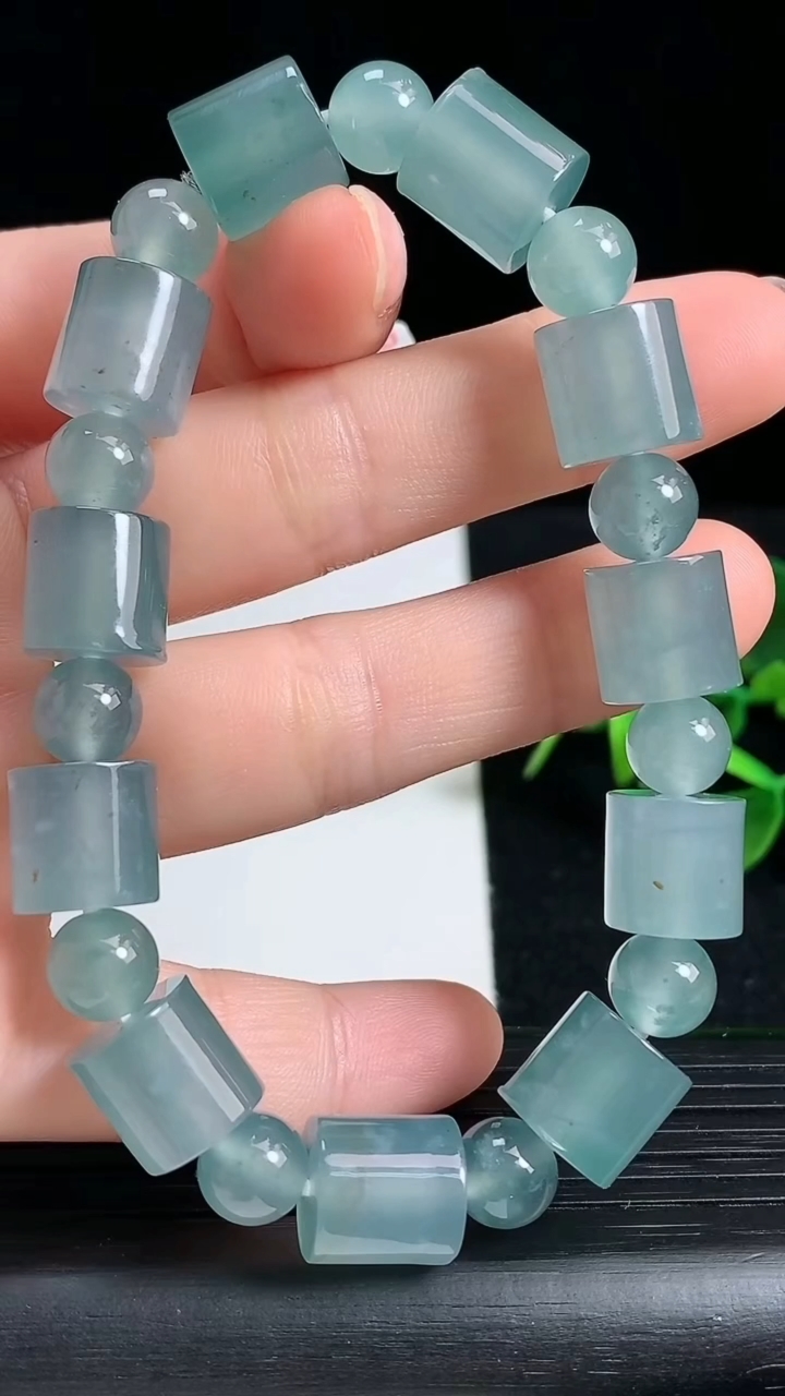 天然A货翡翠路路通手串尺寸10-10重量:39.60g3月18日
工厂直销收藏佳品,种好水足，色泽均匀，有种有色，上手高大气！