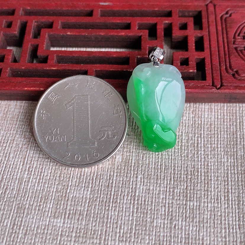 天然A货翡翠18K金镶嵌飘绿福瓜吊坠 
尺寸23.3-15-9.7mm 重量5.70g 0318