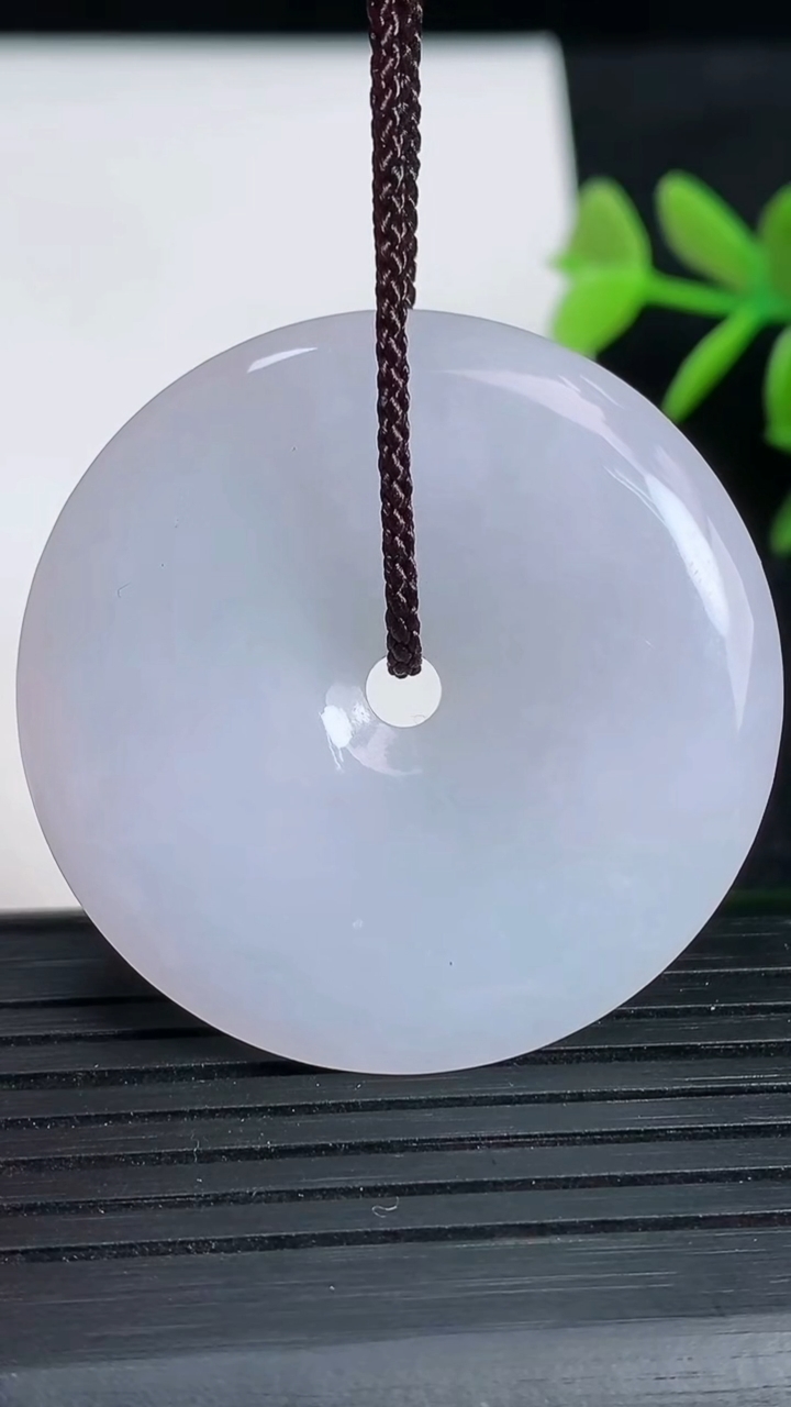 天然A货翡翠紫罗兰平安扣吊坠尺寸39.3-5.5重:18.31g
3月18日
恒德