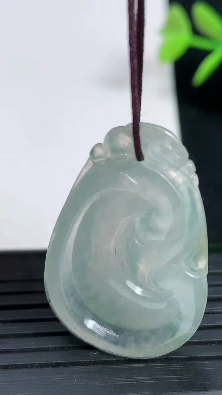 天然A货翡翠如意吊坠尺寸36.8-22.5-6.8重:8.37g
3月18日
535