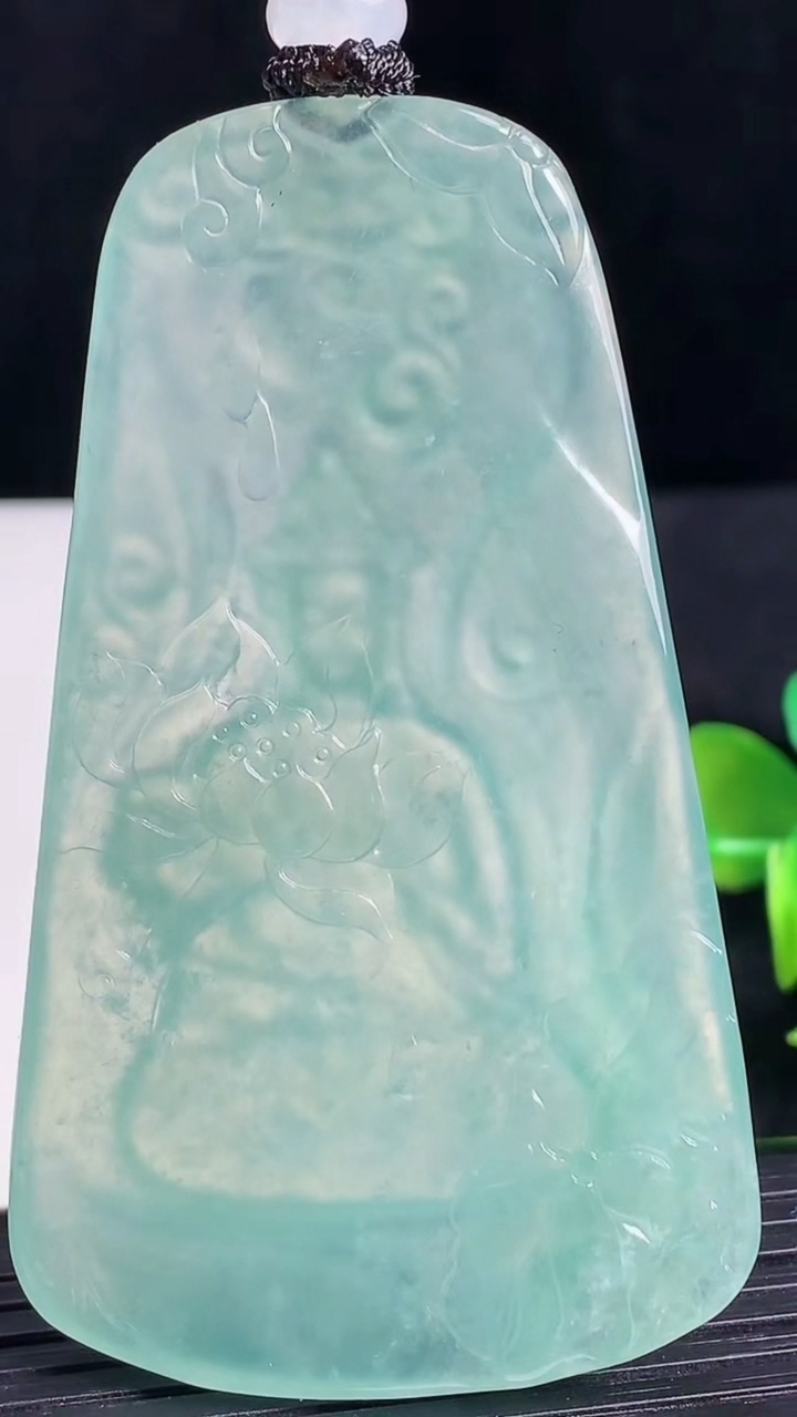 天然A货翡翠大势至菩萨吊坠尺寸67.5-39.8-5.4重量:34.70g
3月18日