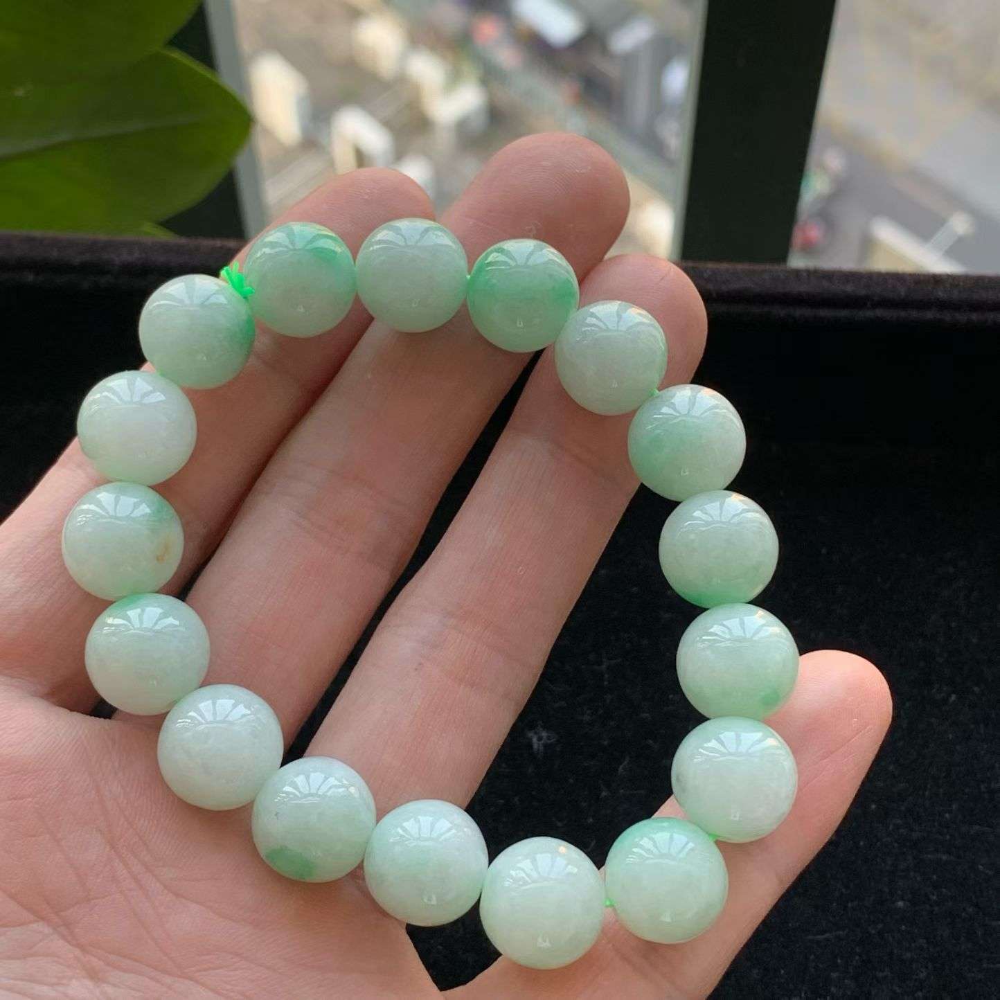 A货天然翡翠冰糯种飘绿手串重量53.87
3月18日