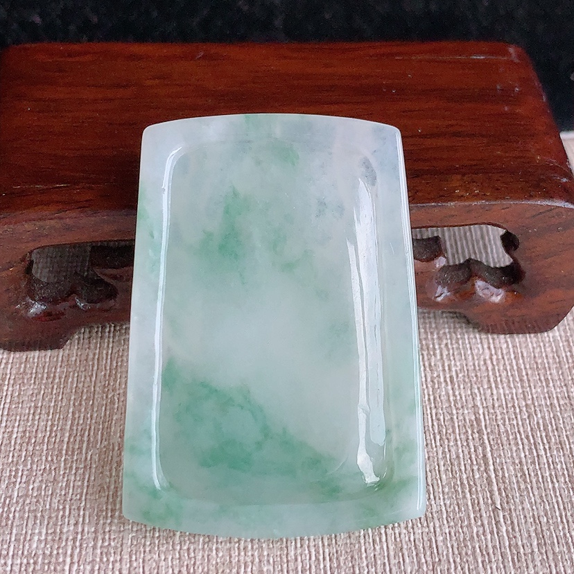 天然A货翡翠飘花千手观音吊坠 
尺寸51.4-36-5.6mm 重量22.00g 0317