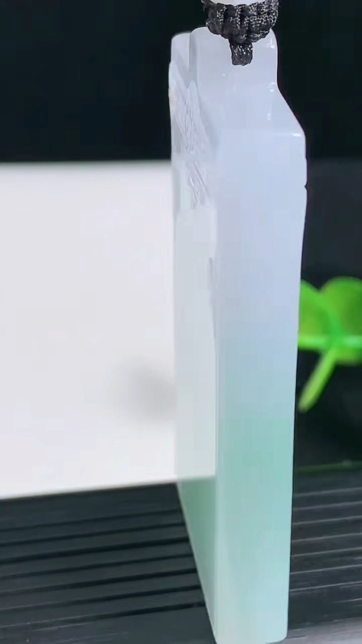 天然A货翡翠仿古无事牌吊坠尺寸55.1-28.7-7重量:42.75g
3月18日