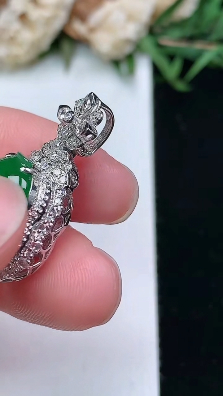 天然A货翡翠葫芦吊坠，尺寸26.5-15.9-10.8，裸石12.5-11.2，重量:4.58g
3月18日，重量:4.58g