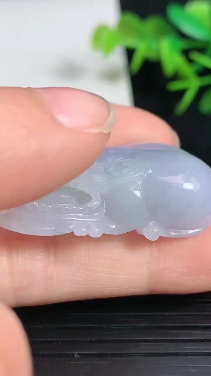 天然A货翡翠紫罗兰霸王貔貅吊坠，尺寸37.6–20-12，重量:20.80g
3月18日