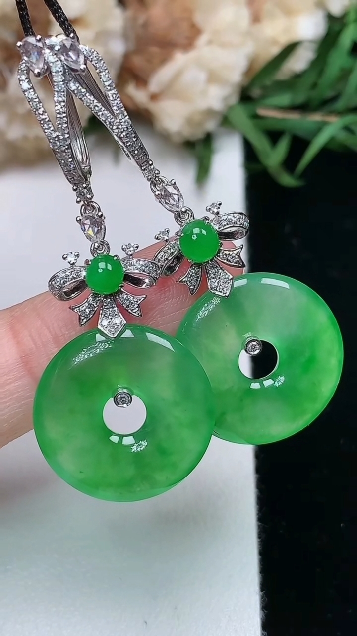 天然A货翡翠平安环耳坠，尺寸17-3.2，重量:6.47g
3月18日