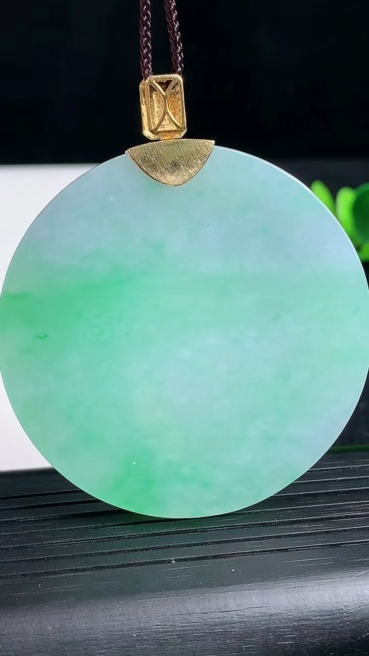 天然A货翡翠无事牌吊坠尺寸52.8-5.7重量:46.44g
3月18日