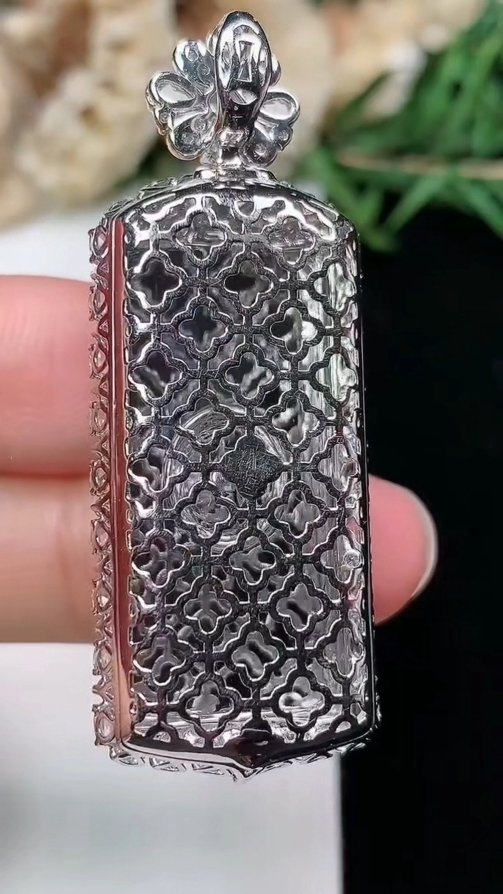 天然A货翡翠无事牌吊坠，尺寸48.3-17.5-11.3，裸石30-14，重量:11.26g
3月18日