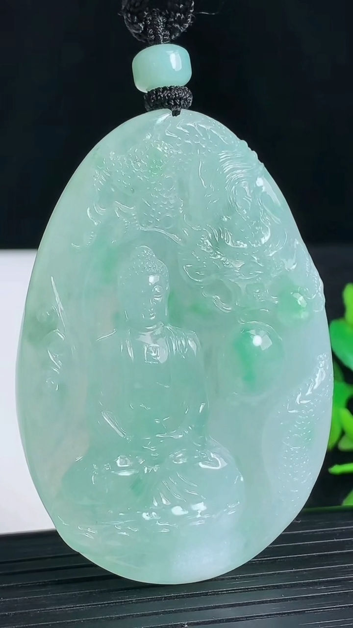 天然A货翡翠祥龙大日如来吊坠尺寸63.7-44.6-7.4重量:51.12g
3月18日