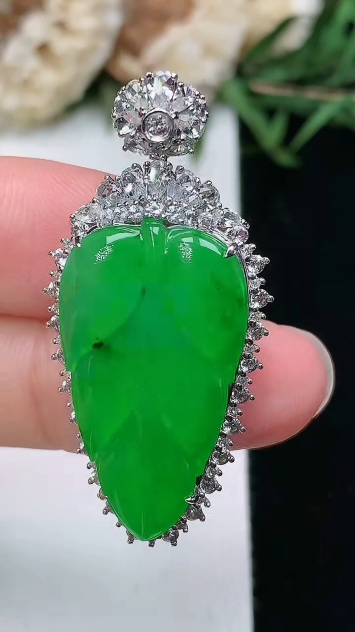 天然A货翡翠金枝玉叶 叶子吊坠，尺寸38.6-18.5-10，裸石25.6-14.5
3月18日