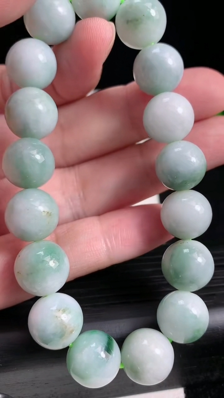 天然A货翡翠圆珠手串尺寸12.6-17颗重:57.77g3月18日
工厂直销收藏佳品,种好水足，色泽均匀，有种有色，上手高大气！
93