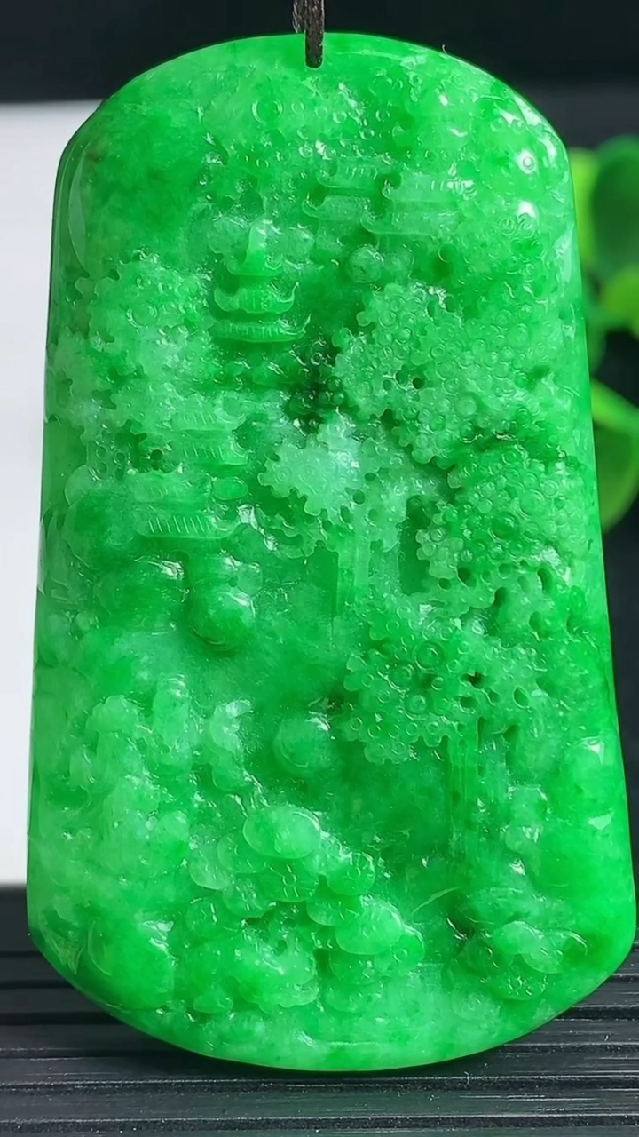 天然A货翡翠山水牌吊坠，尺寸56.6-34.2-6.2重量:23.19g
3月18日