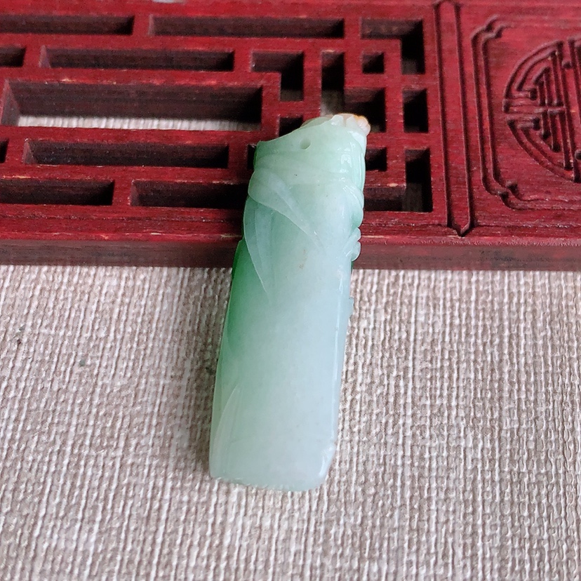 天然A货翡翠黄加绿双彩竹节节节高升吊坠 
尺寸37.5-14-8.8mm 重量7.84g 0318