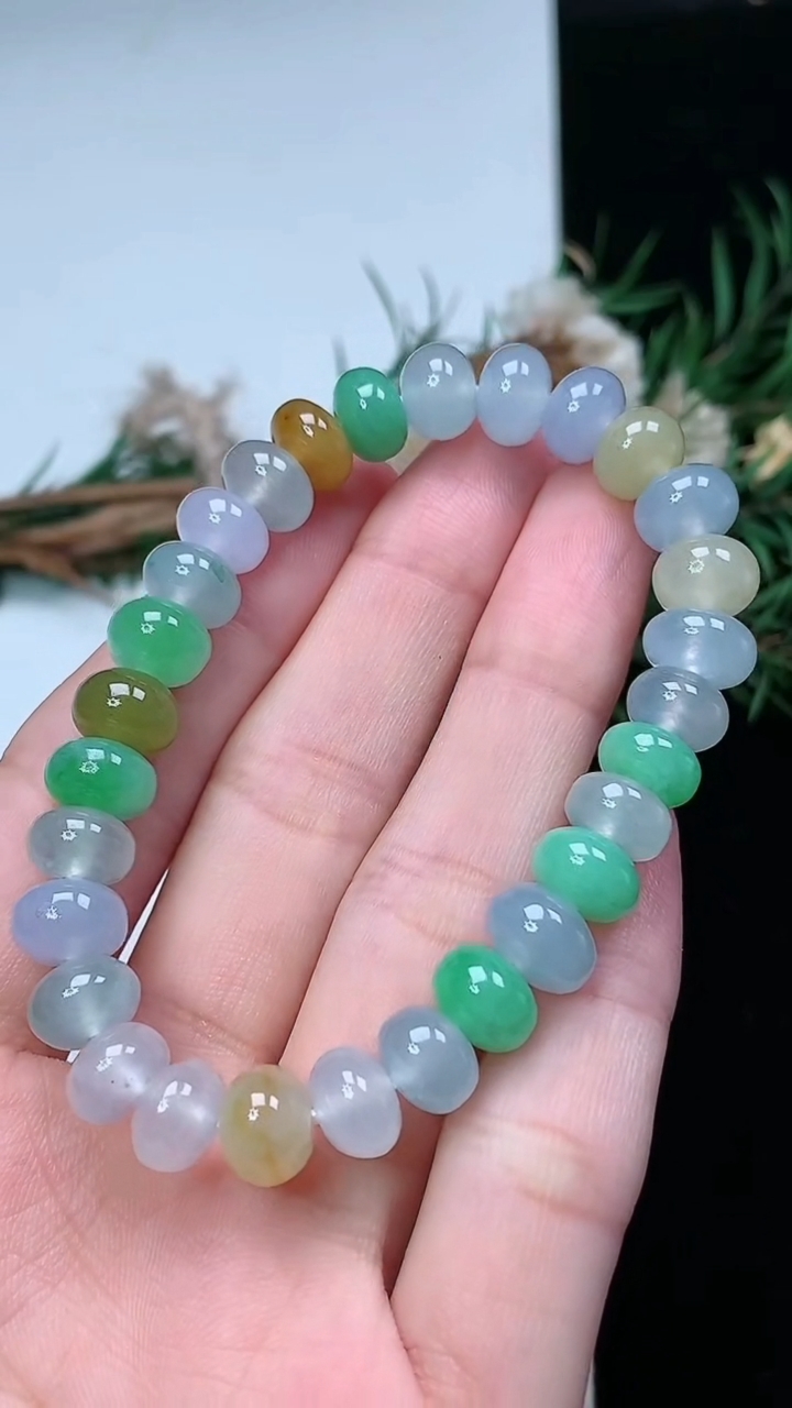 天然A货翡翠三彩算盘珠手串，尺寸8.4-6.4-29颗，重量:22.19g3月18日
工厂直销收藏佳品,种好水足，色泽均匀，有种有色，上手高大气！