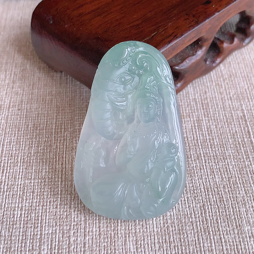 天然A货翡翠晴水普贤菩萨吊坠 
尺寸43-26.5-7.2mm 重量15.56g 0317