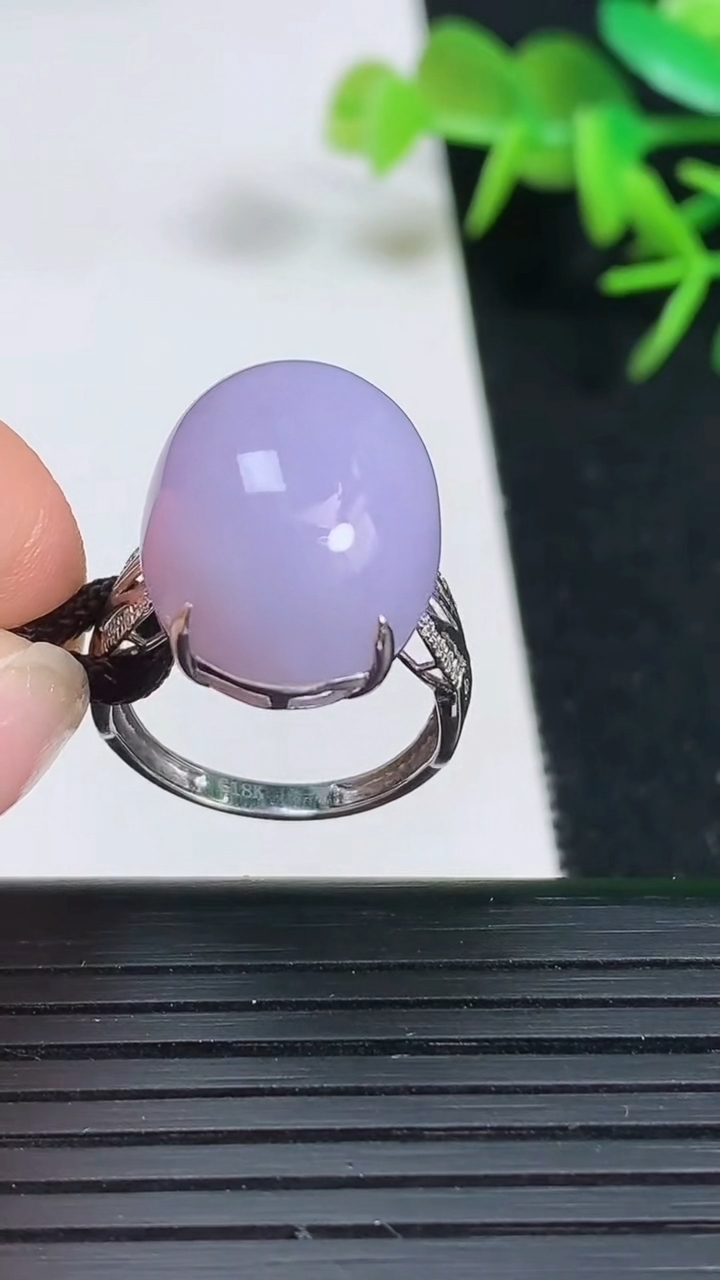 天然A货翡翠18k金紫罗兰蛋面戒指，尺寸17.3–20-14.5-10，重量:6.86g2026年3月18日
工厂直销收藏佳品,种好水足，色泽均匀，有种有色，上手高大气！