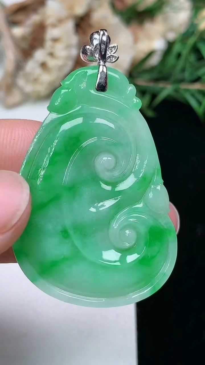 天然A货翡翠如意吊坠，尺寸40-28.6-4.3，重量:8.63g
3月18日