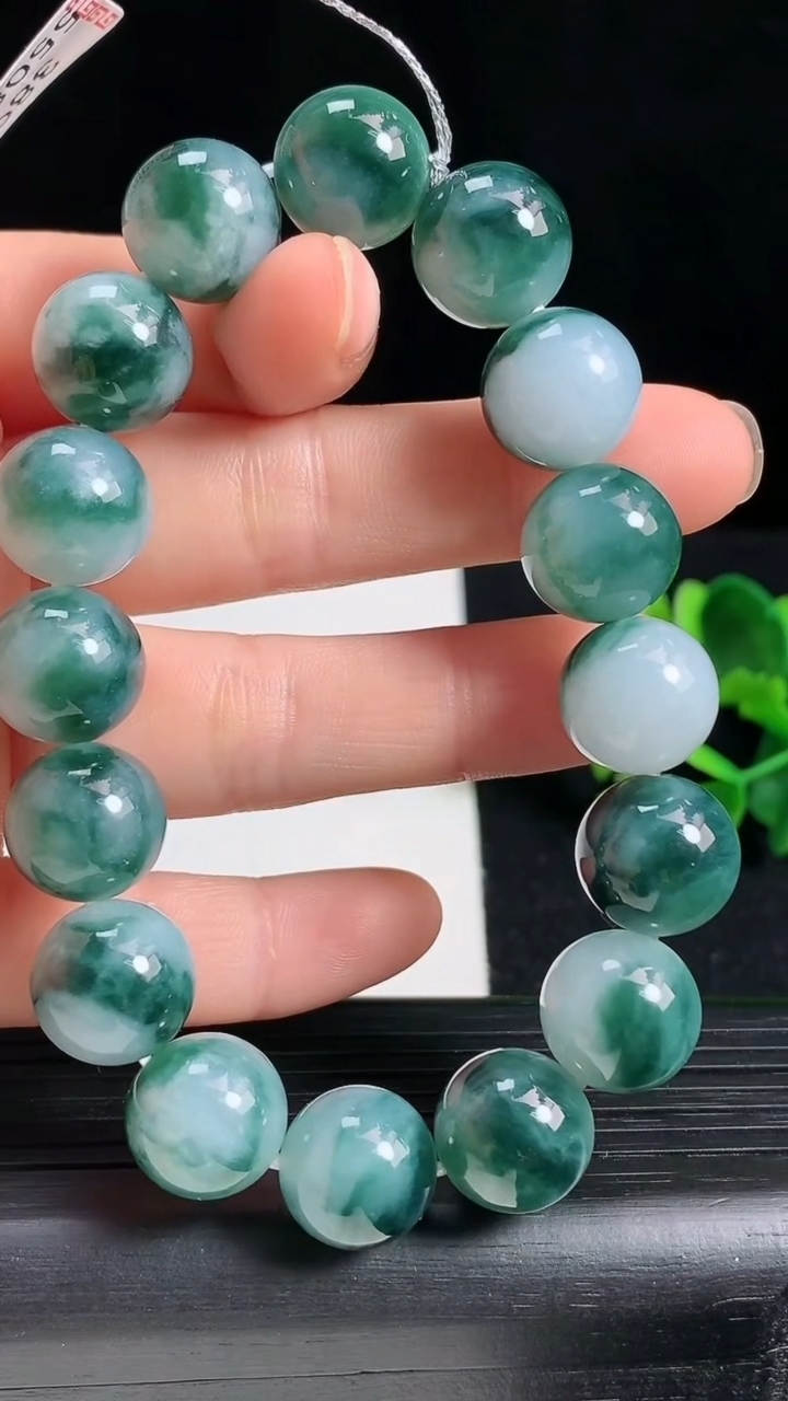 天然A货翡翠飘花圆珠手串尺寸12.3-16颗重量:55.36g3月18日
工厂直销收藏佳品,种好水足，色泽均匀，有种有色，上手高大气！
