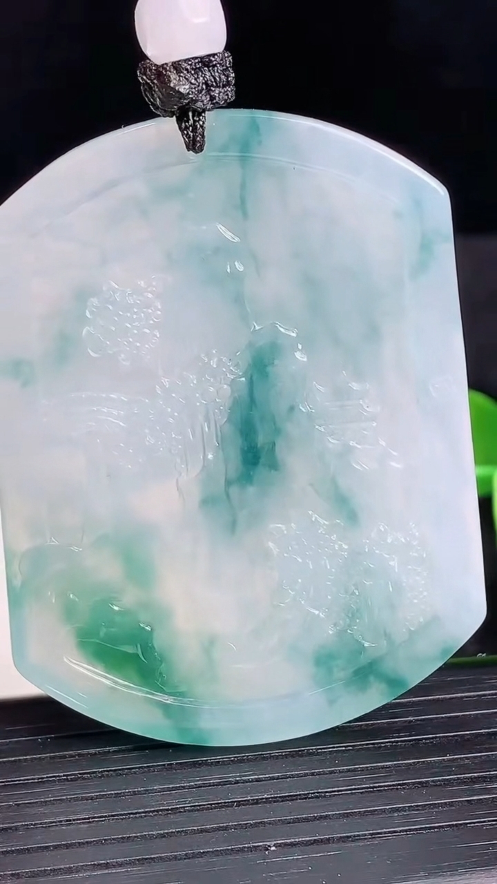 天然A货翡翠种飘花山水牌吊坠尺寸53.2-40.2-5.3重量:30.74g
3月18日