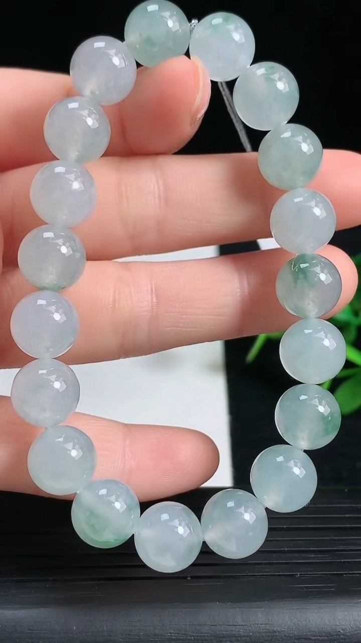 天然A货翡翠种飘花圆珠手串尺寸9.5-19颗重量:32.47g3月18日
工厂直销收藏佳品,种好水足，色泽均匀，有种有色，上手高大气！