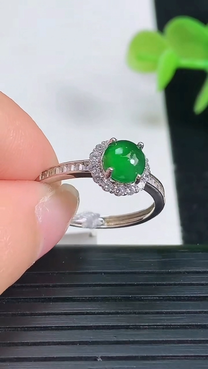 天然A货翡翠蛋面戒指尺寸17.5-8.2-7.6裸石5.4-5.5重量:1.83g2026年3月18日
工厂直销收藏佳品,种好水足，色泽均匀，有种有色，上手高大气！