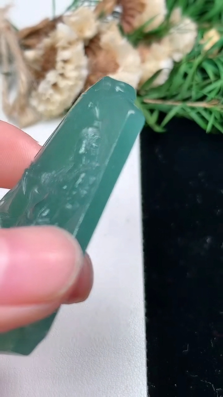 天然A货翡翠蓝水大势至观音菩萨吊坠，尺寸50.6-32.4-5.5，重量:17.01g
3月18日