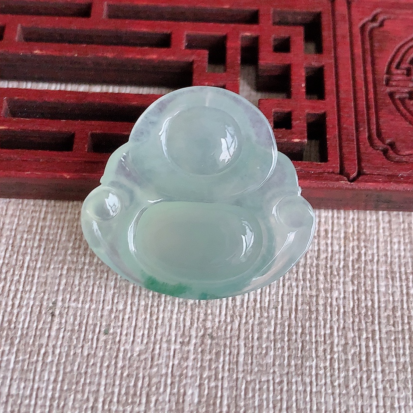 天然A货翡翠飘花佛公吊坠 
尺寸25.5-28-5.6mm 重量5.96g 0317